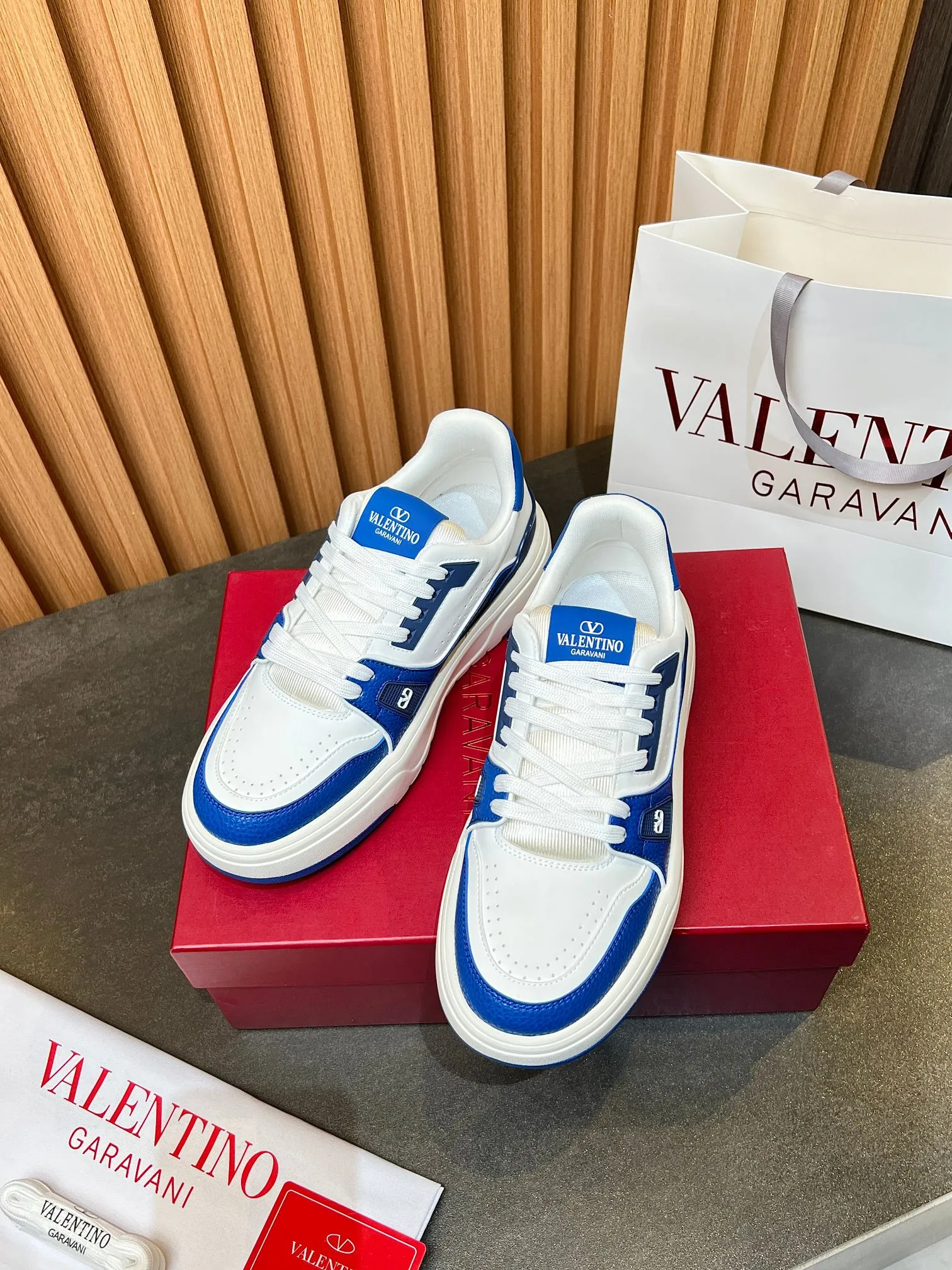 👟👟Ex-factory price 680👟👟 𝑽𝒂𝒍𝒆𝒏𝒕𝒊𝒏𝒐Valentino 𝑶𝒏𝒆𝑺𝒕𝒖𝒅 Couple's sneaker series Valentino 2025 latest couple's sneakers same style for celebrities Hot sale. The original ZP was purchased and dismantled. Repeated printing and modification. Trying to restore the original version 1:1! Top luxury masterpiece, soft and comfortable, combining fashion and leisure, bringing excellent and elegant texture and excellent on-foot comfort. Top purchasing version upper: imported calfskin surface/original oil edge craftsmanship. Lining: water-dyed cowhide lining. Outsole: original development 𝐓𝐏𝐔 two-color combination outsole. Packaging: original configuration complete package. Code number: 34-44